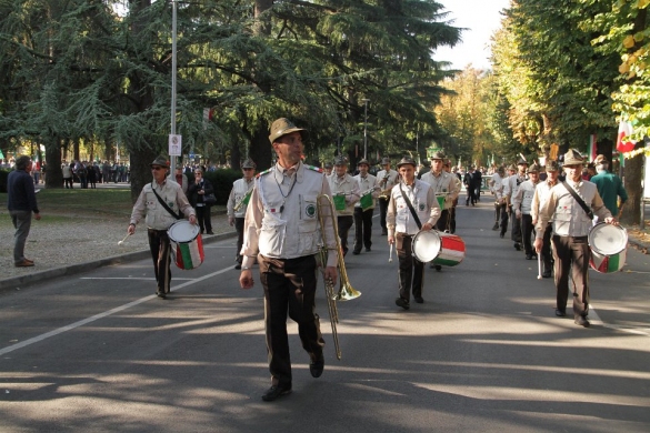Alpini a Salsomaggiore: La fanfara degli alpini si esibisce per le vie della città